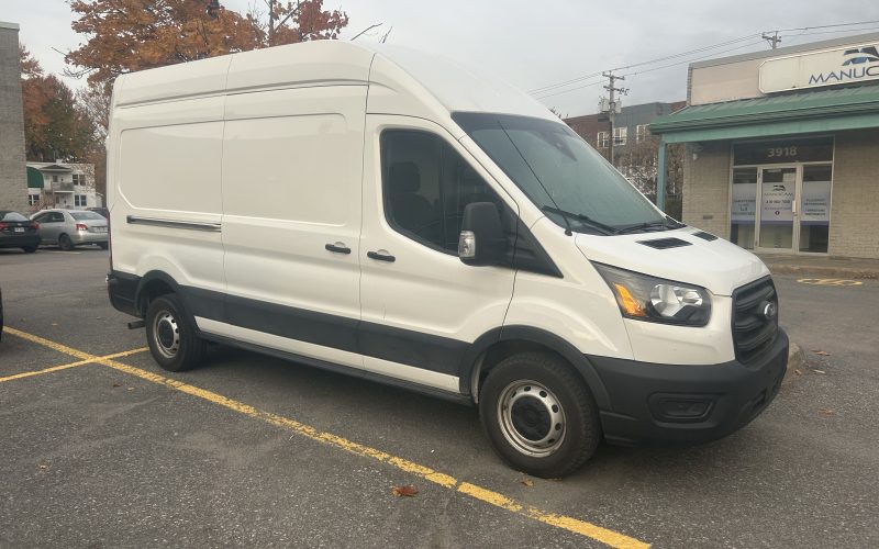 – FORD TRANSIT 250 , 2020 , 73896 KM , ( Boite de 10′ x 67” ) sans le contenu .